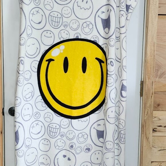 Smiley World 50" x 60" smiley throw blanket - Picture 6 of 13